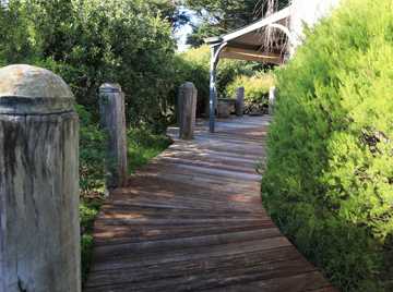 Cottage's gorgeous winding timber deck